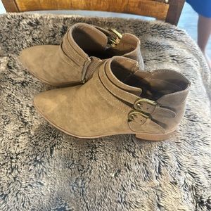 Apri Suede Tan Buckle booties, size 7.5
